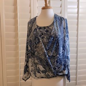 Westport Womens Blue and White Flowered Blouse. (M)